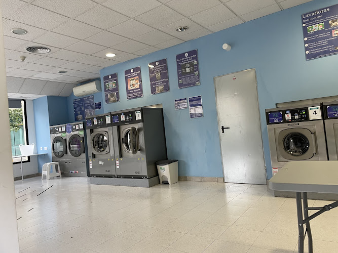 AGUA Y JABÓN Lavandería Autoservicio & Tintorería